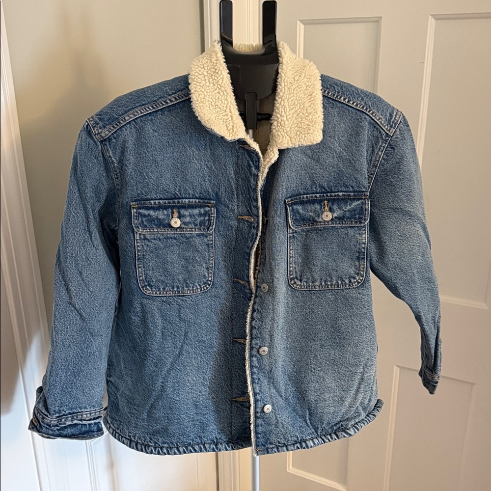 Old Navy Sherpa-Lined Denim Jacket with Cream Collar size Large